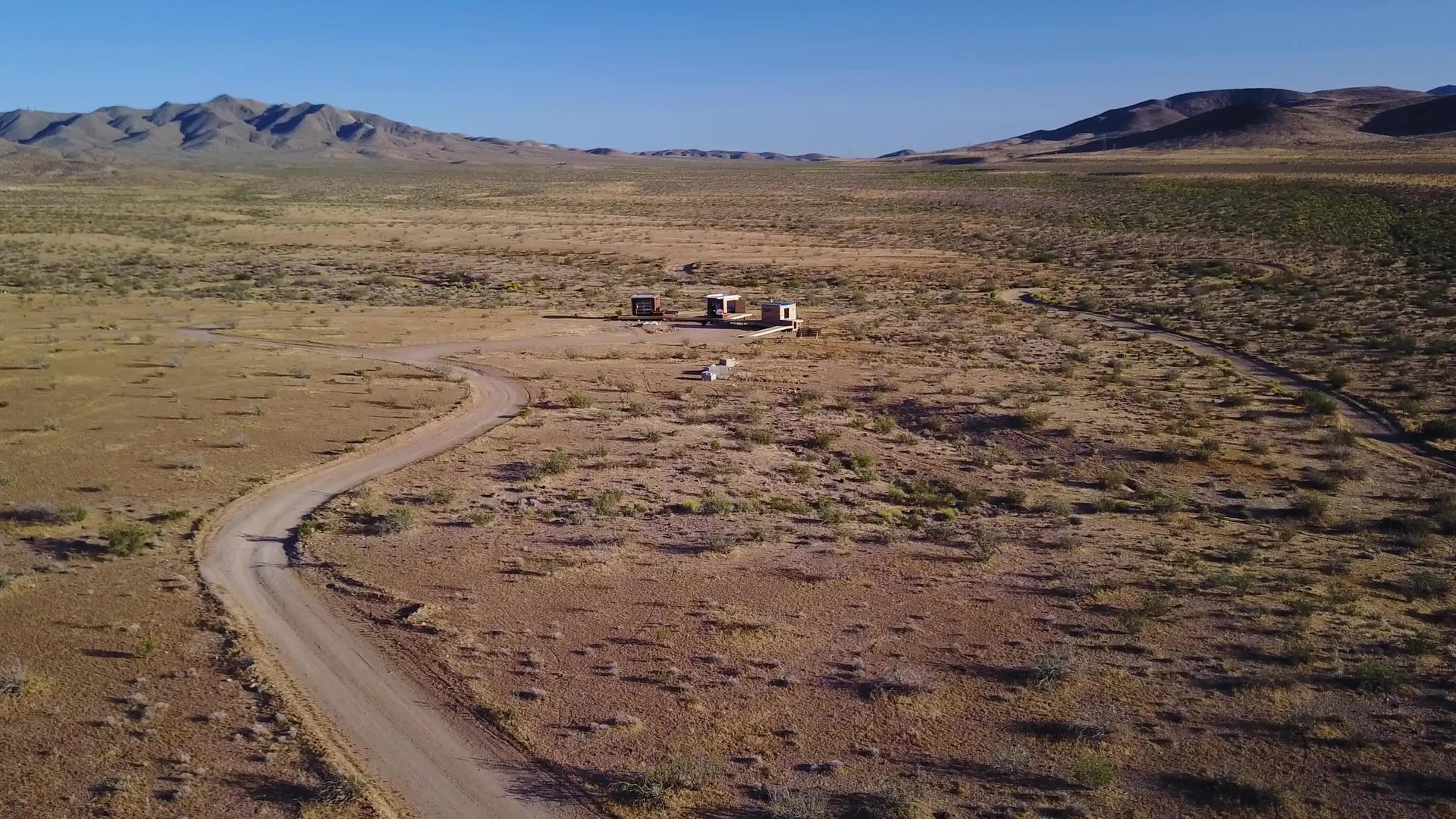 木屋在平坦的沙漠中间视频的预览图