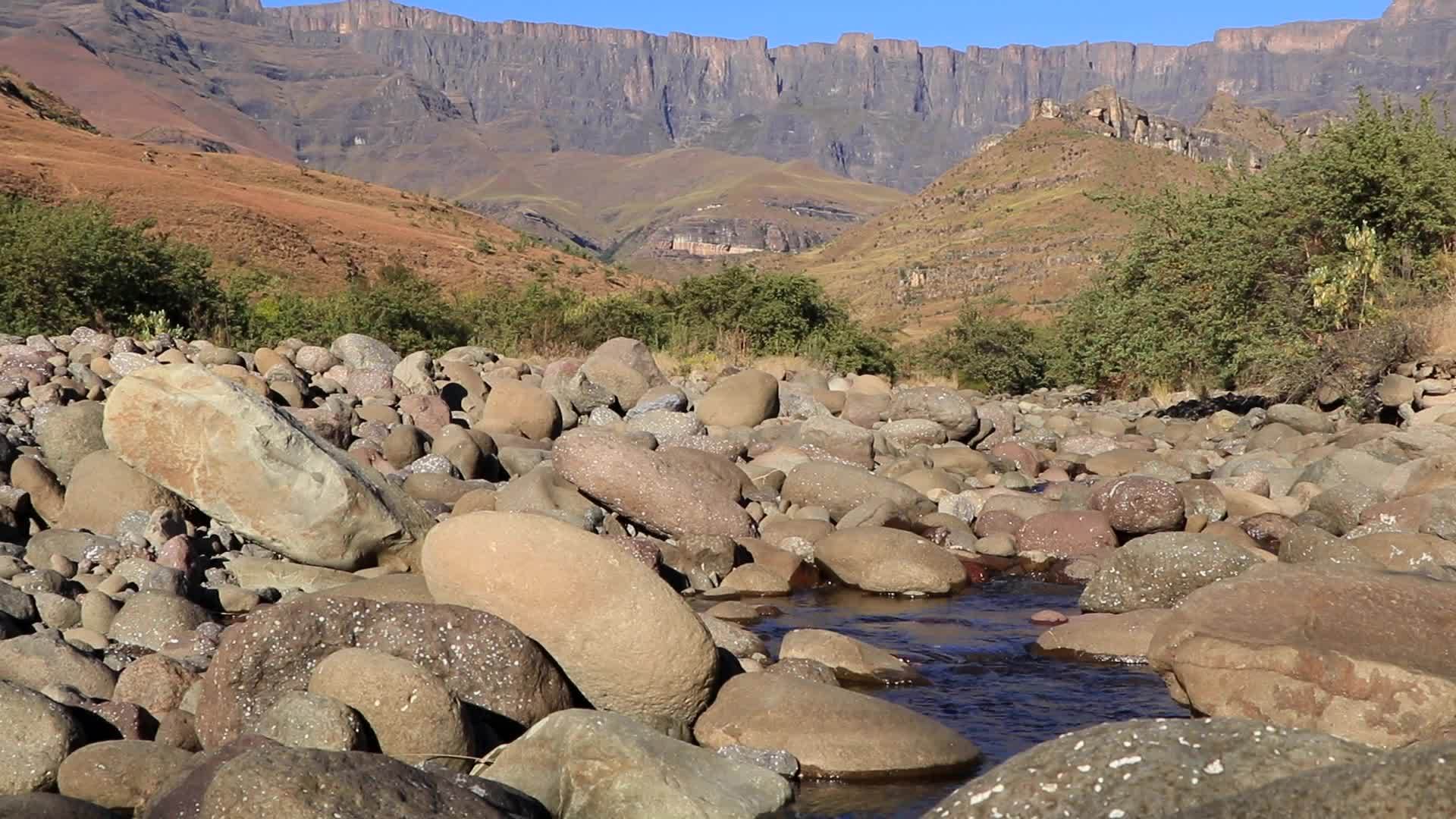 德拉肯斯堡山在非洲南部视频的预览图