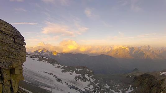 登山者的第一个视角穿越了登山探险的视野前往蒙特白脊阿尔卑斯山视频的预览图