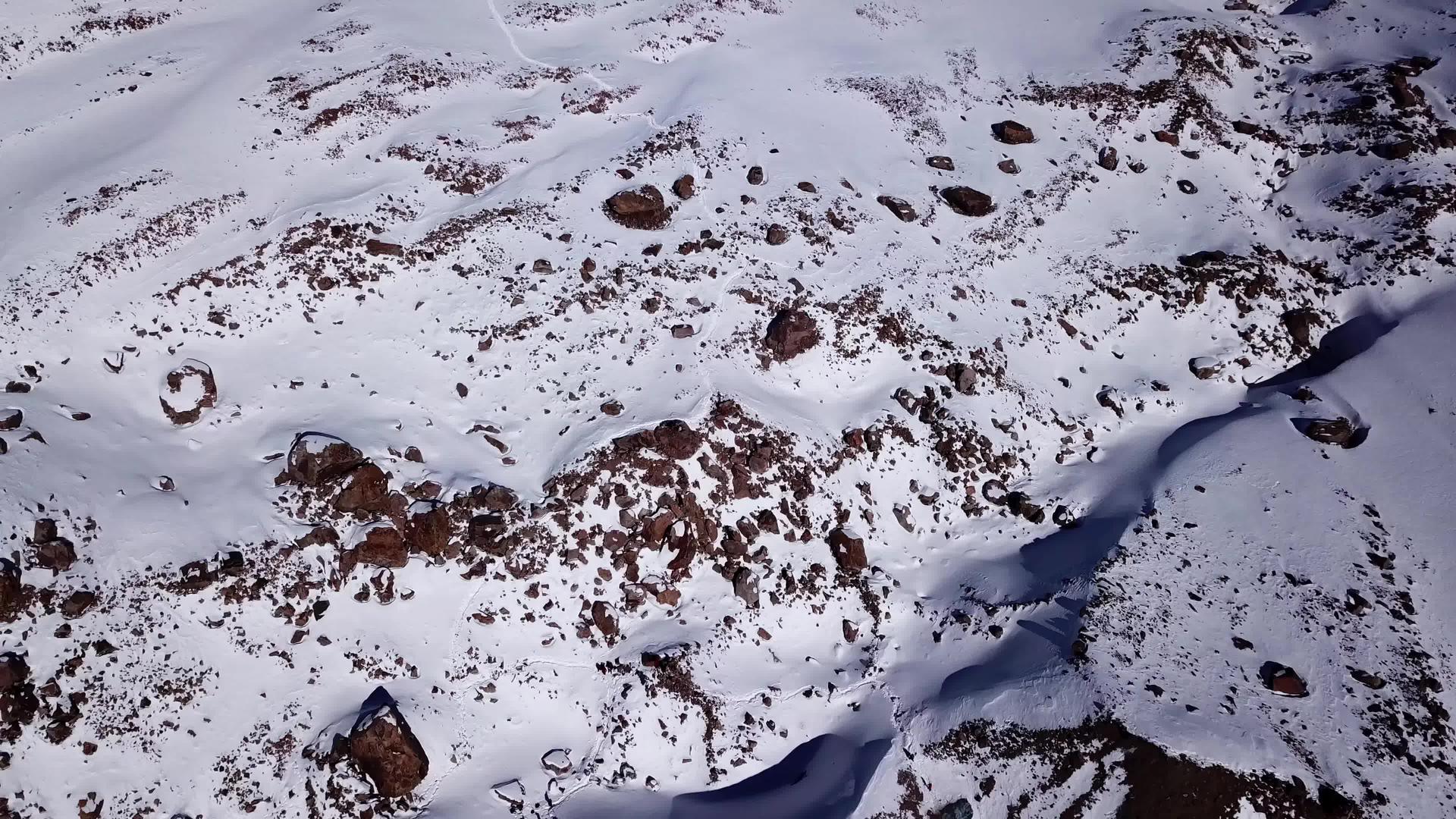一群登山者在山上行走视频的预览图