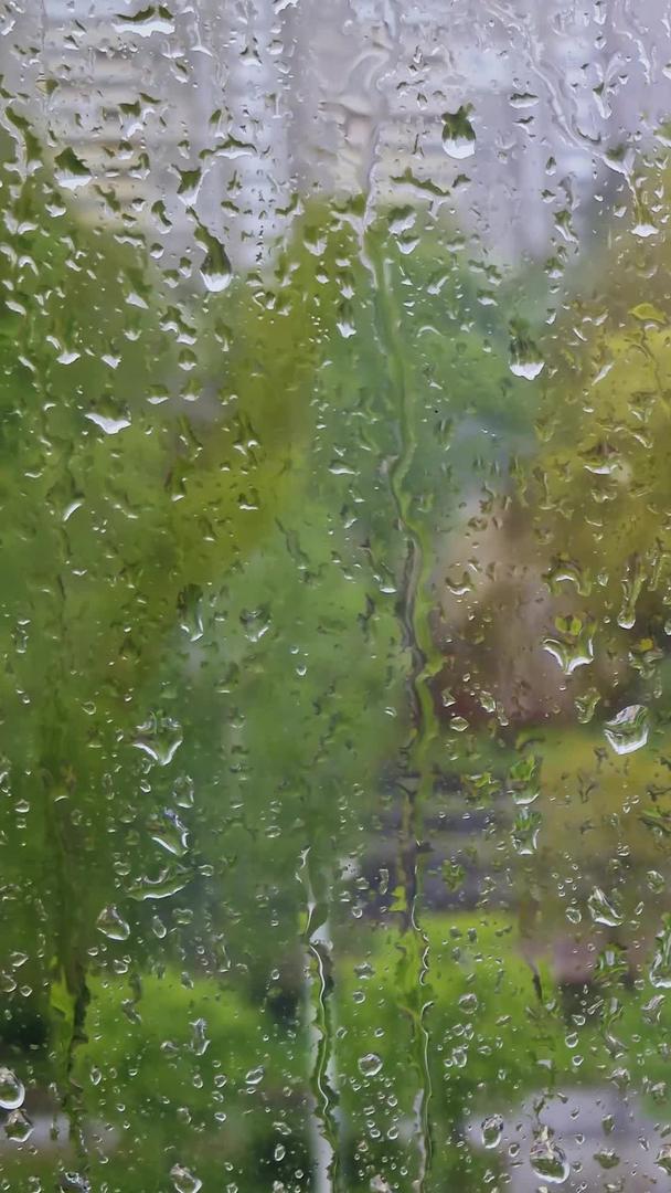 雨季实拍阴天天气窗户玻璃水珠视频的预览图