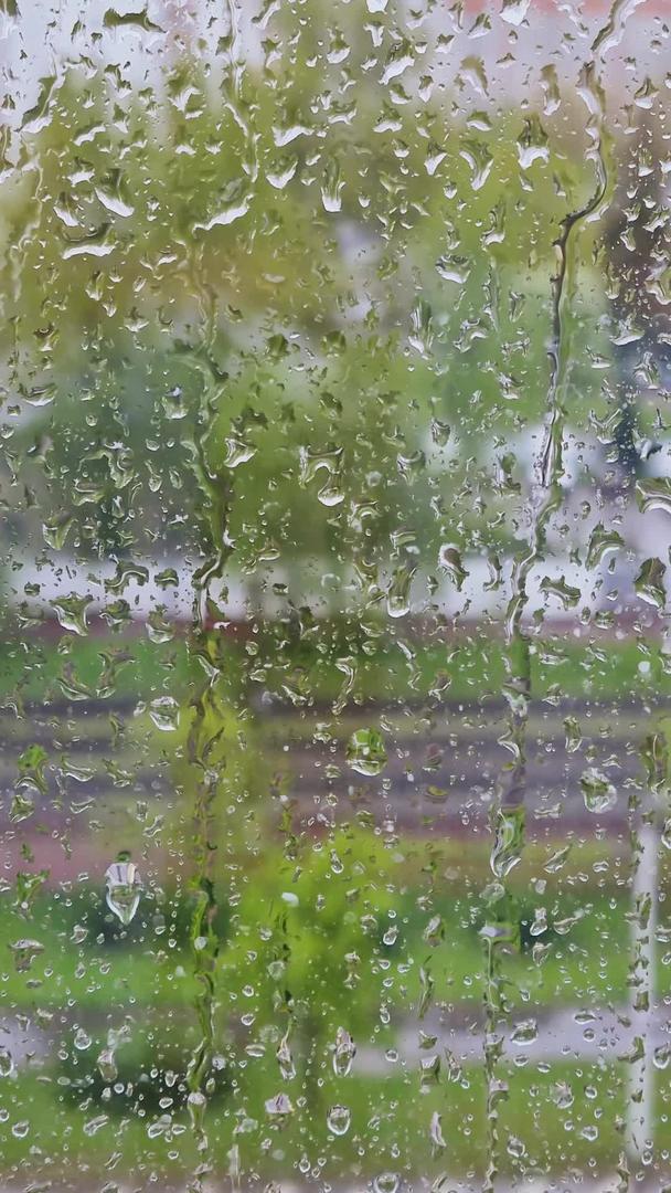 雨季实拍阴天天气窗户玻璃水珠视频的预览图
