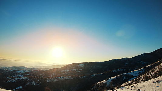 美丽多彩的日落自然景观雪山和松林山顶上到处都是视频的预览图