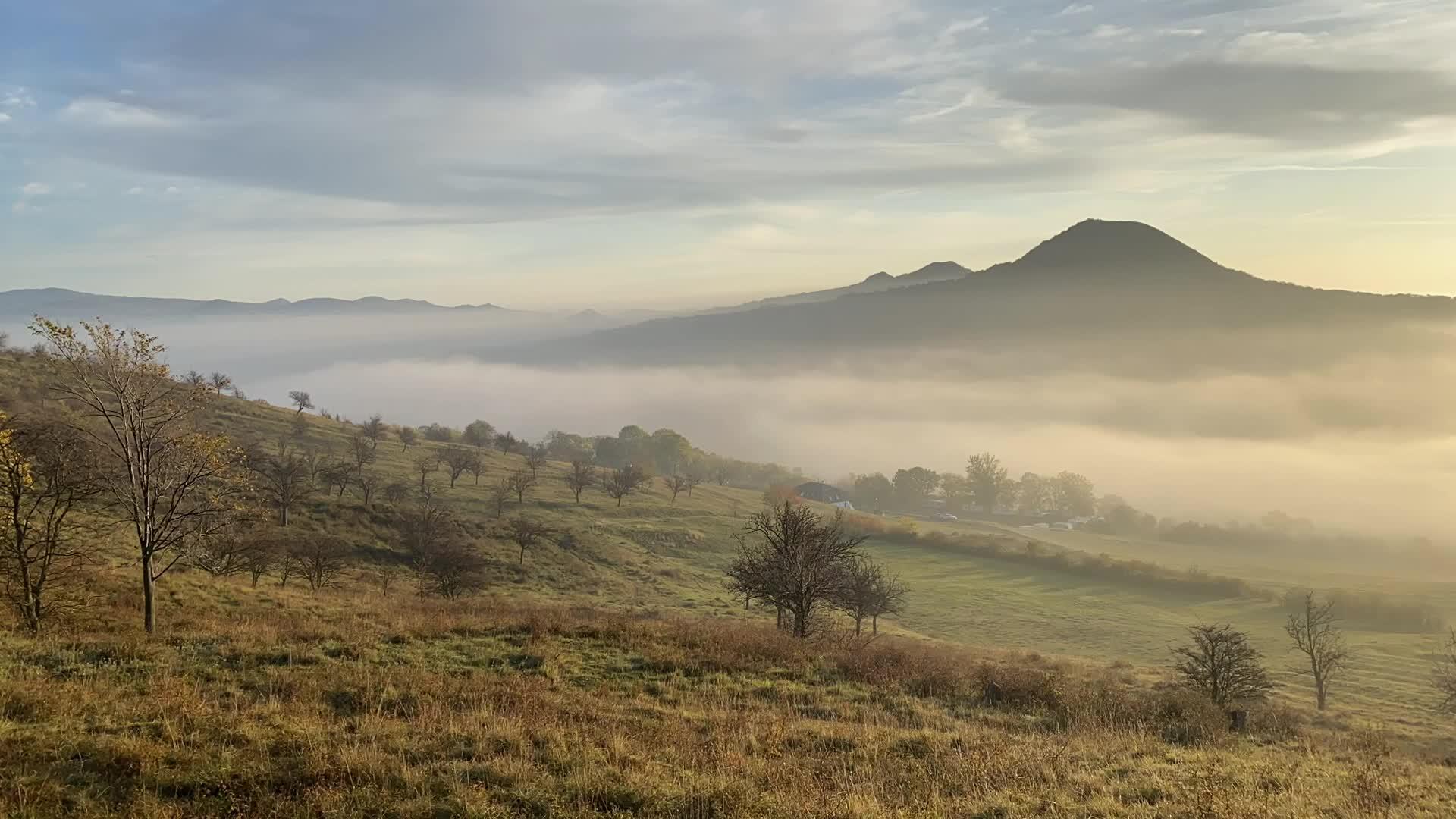 中部波西米亚高原切希共和国的迷雾早晨视频的预览图