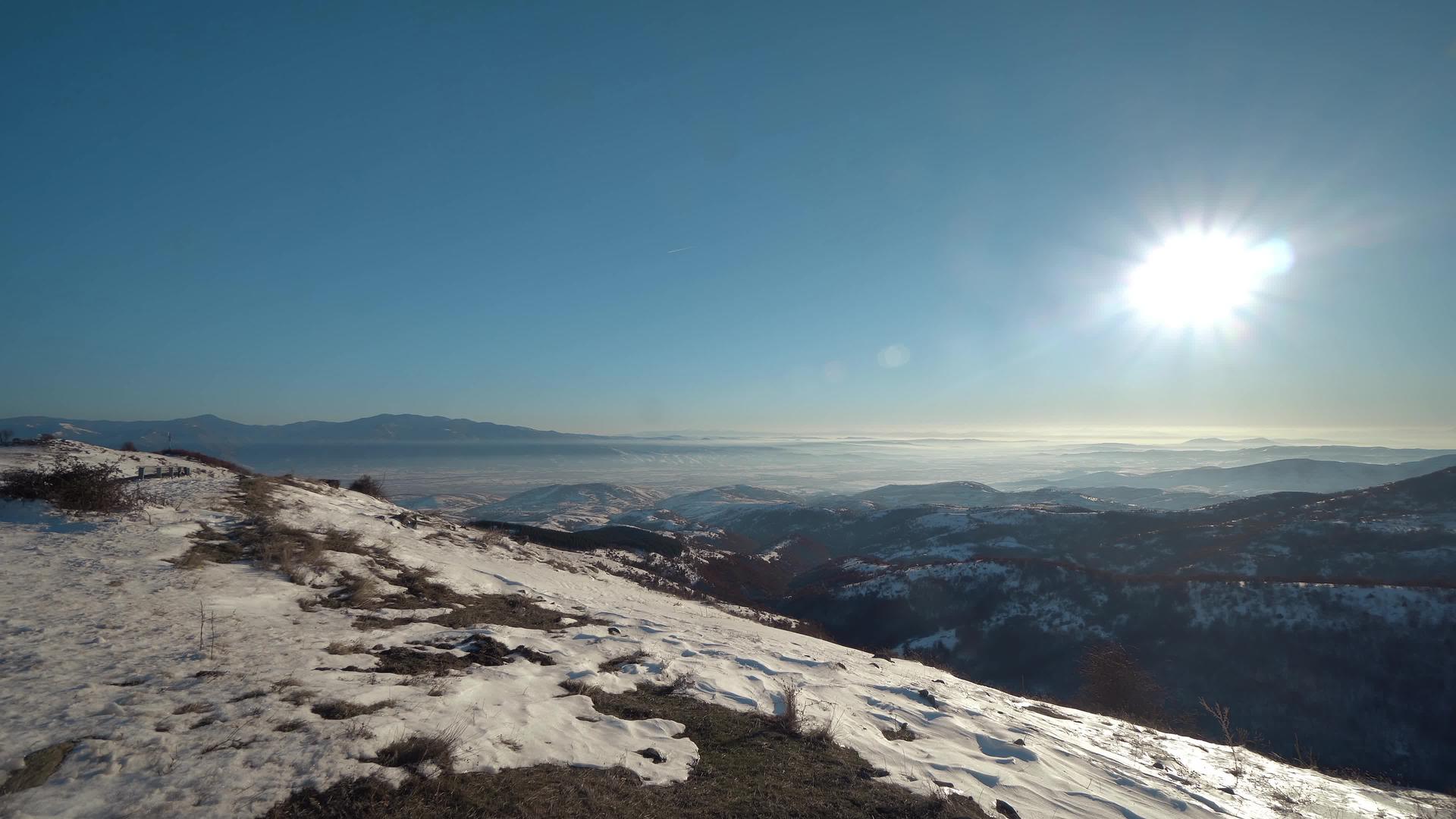 雪山上美丽多彩的日落自然景观视频的预览图
