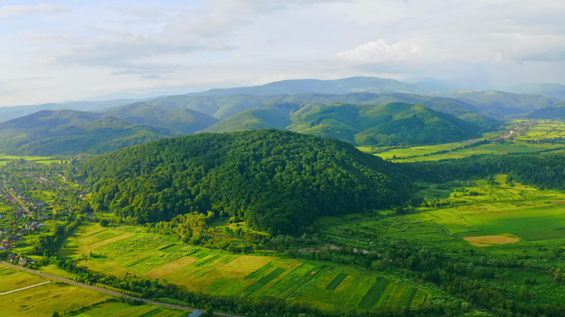 在喀尔巴阡山脉的绿地上飞行视频的预览图