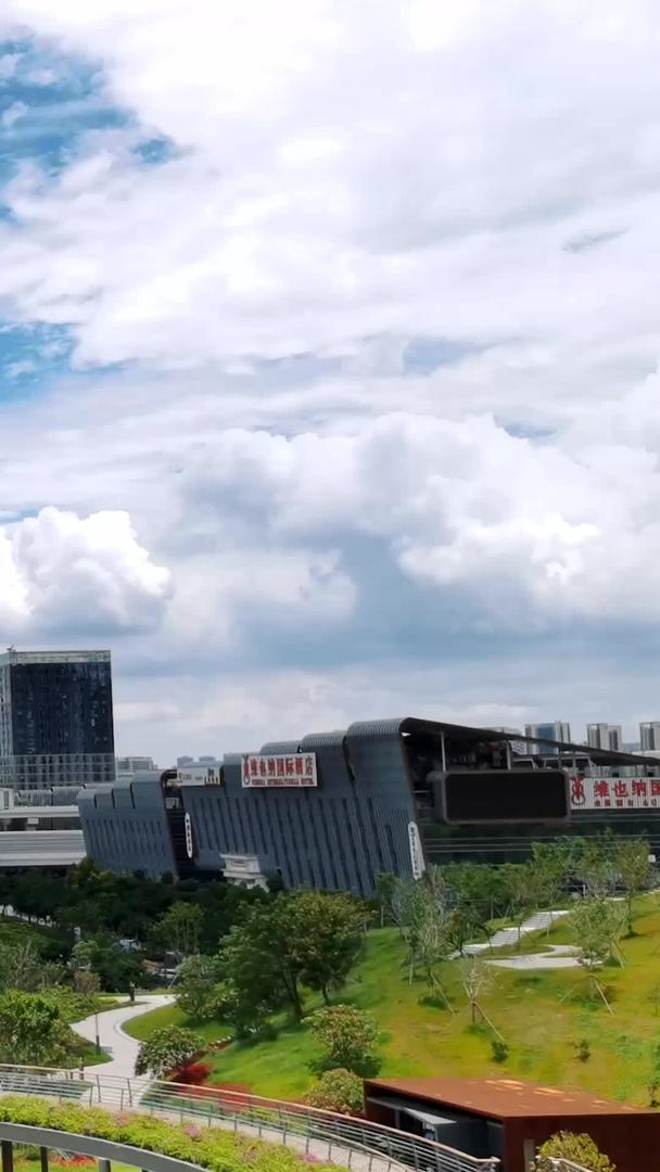 深圳北高铁站蓝天白云下的风景延迟视频的预览图