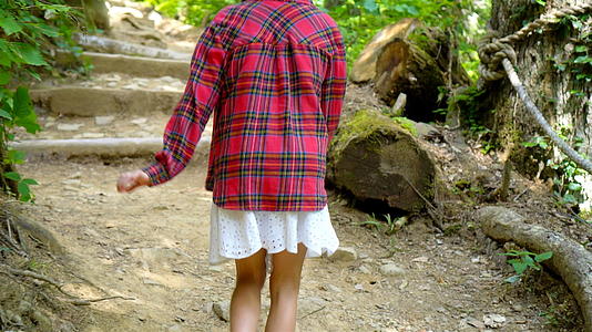 美丽快乐的小女孩在山上行走视频的预览图