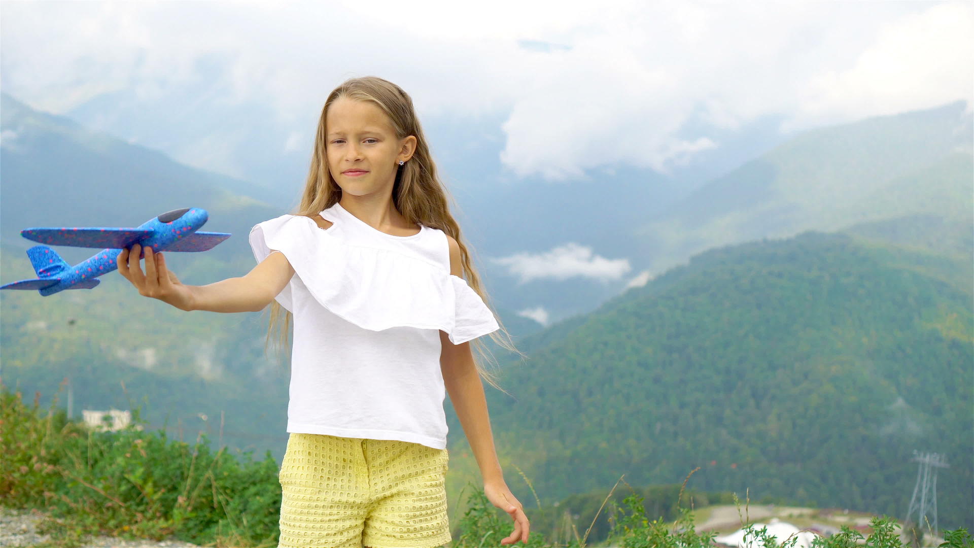 雾中山上美丽快乐的小女孩视频的预览图