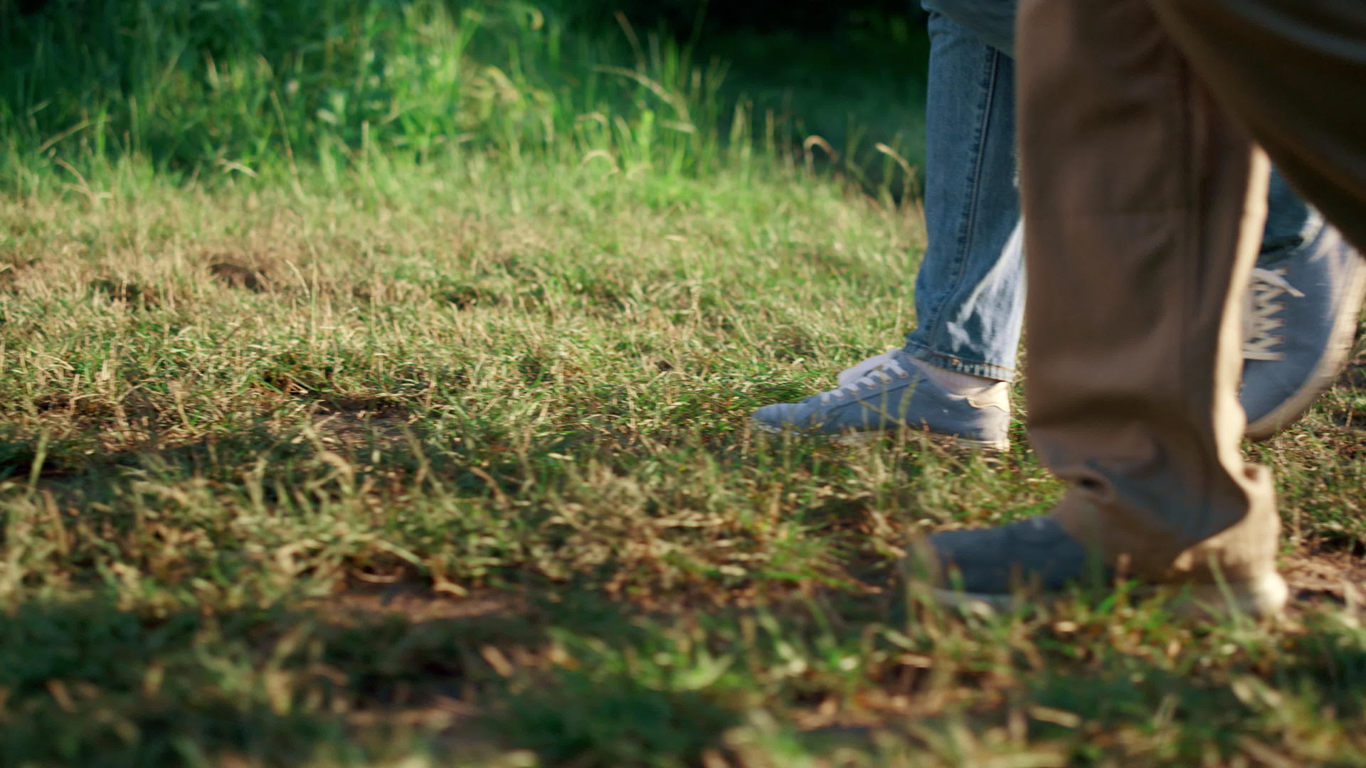 两名农民双腿走在花园里视频的预览图