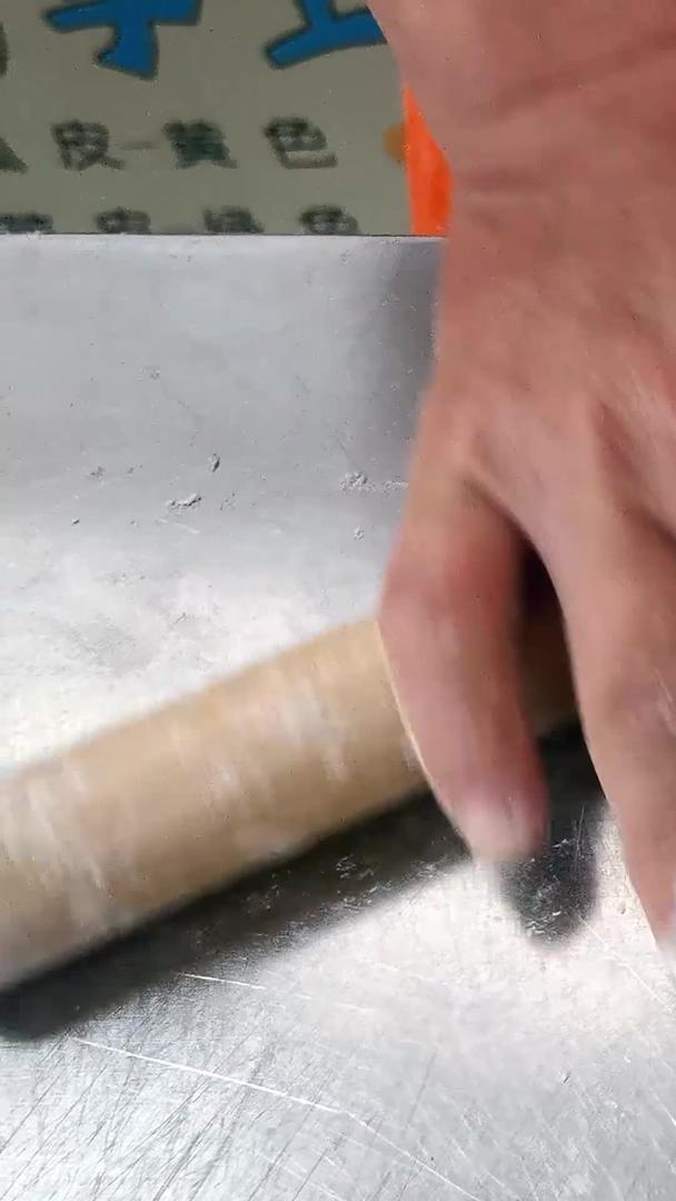 实拍手工擀饺子皮视频的预览图