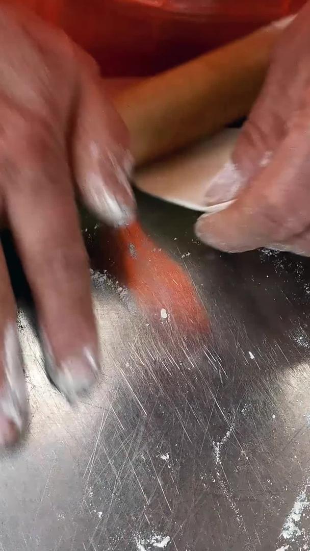 实拍手工擀饺子皮视频的预览图