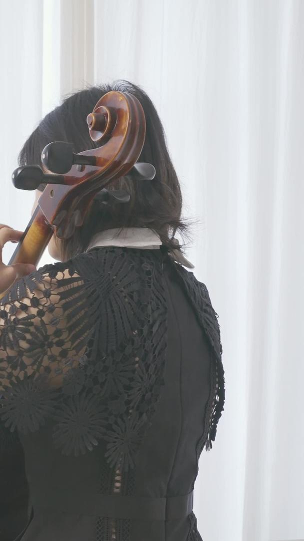 女人演奏大提琴的背影(包括琴声)视频的预览图
