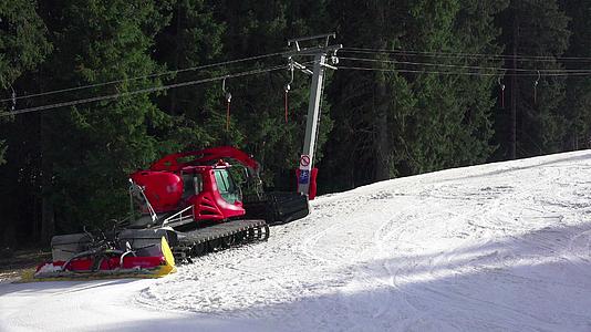 为滑雪斜坡准备的机器视频的预览图