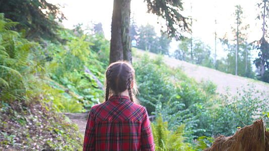 可爱、可爱、快乐的小女孩在树林里行走享受大自然视频的预览图