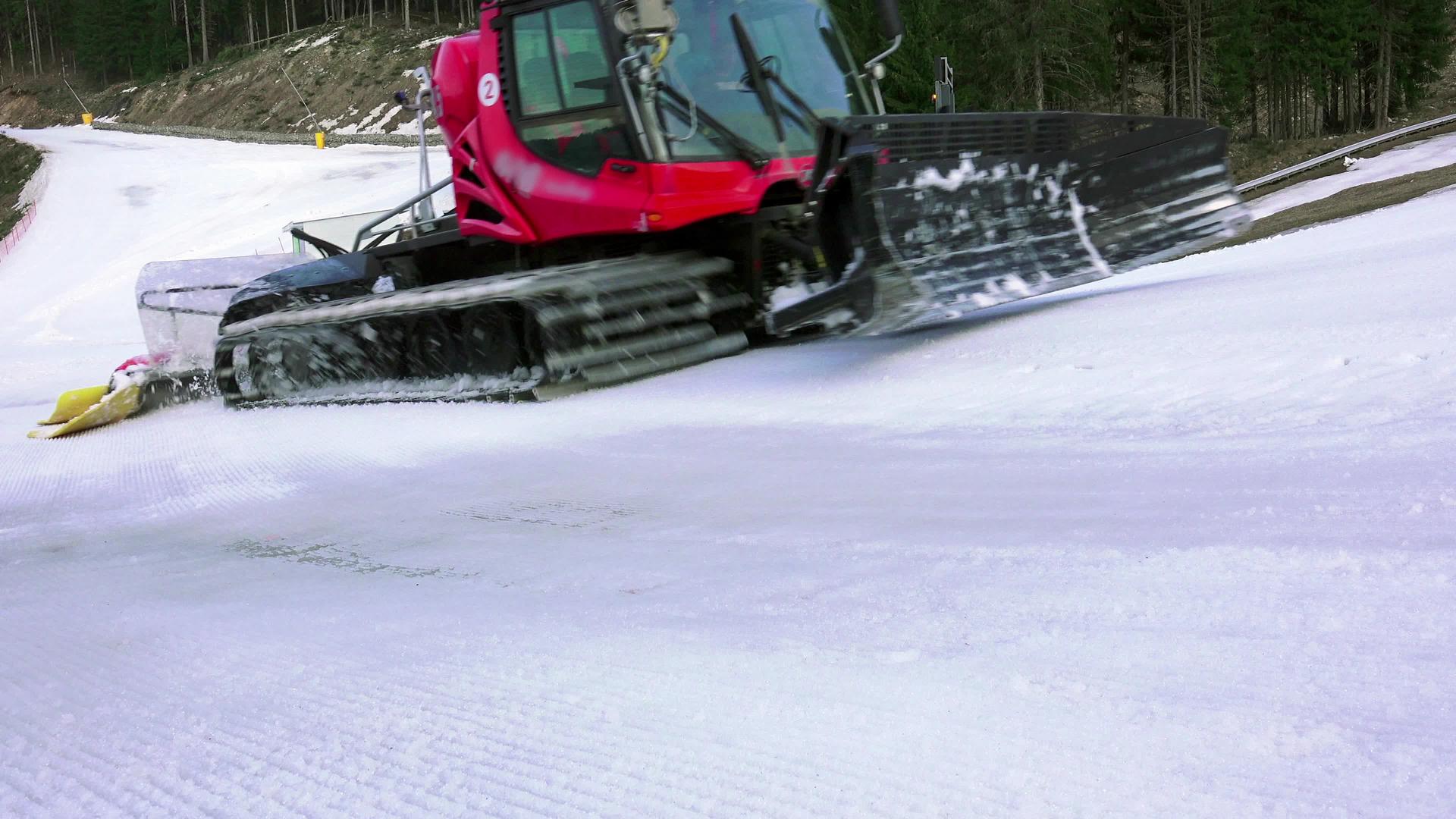红色机器准备滑雪坡视频的预览图