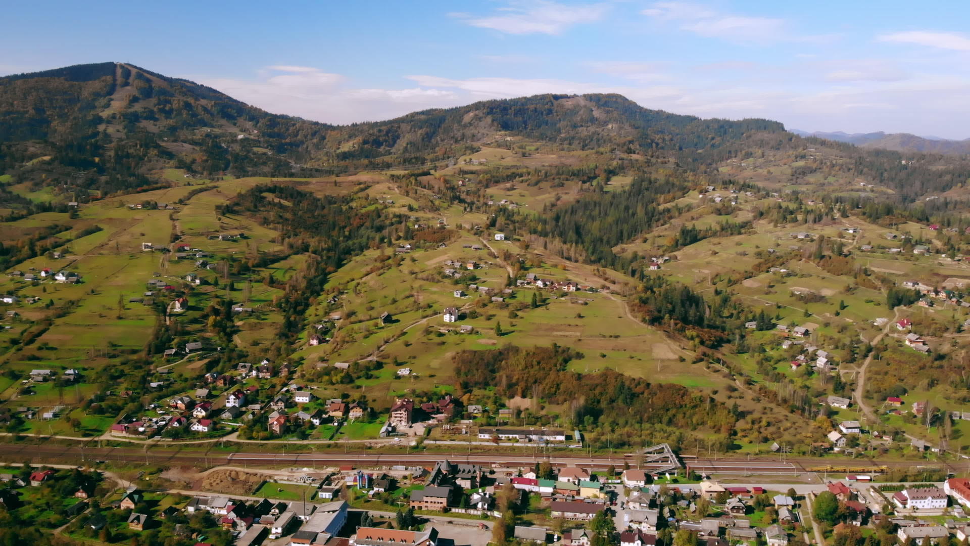 群山环绕的村庄上空视频的预览图