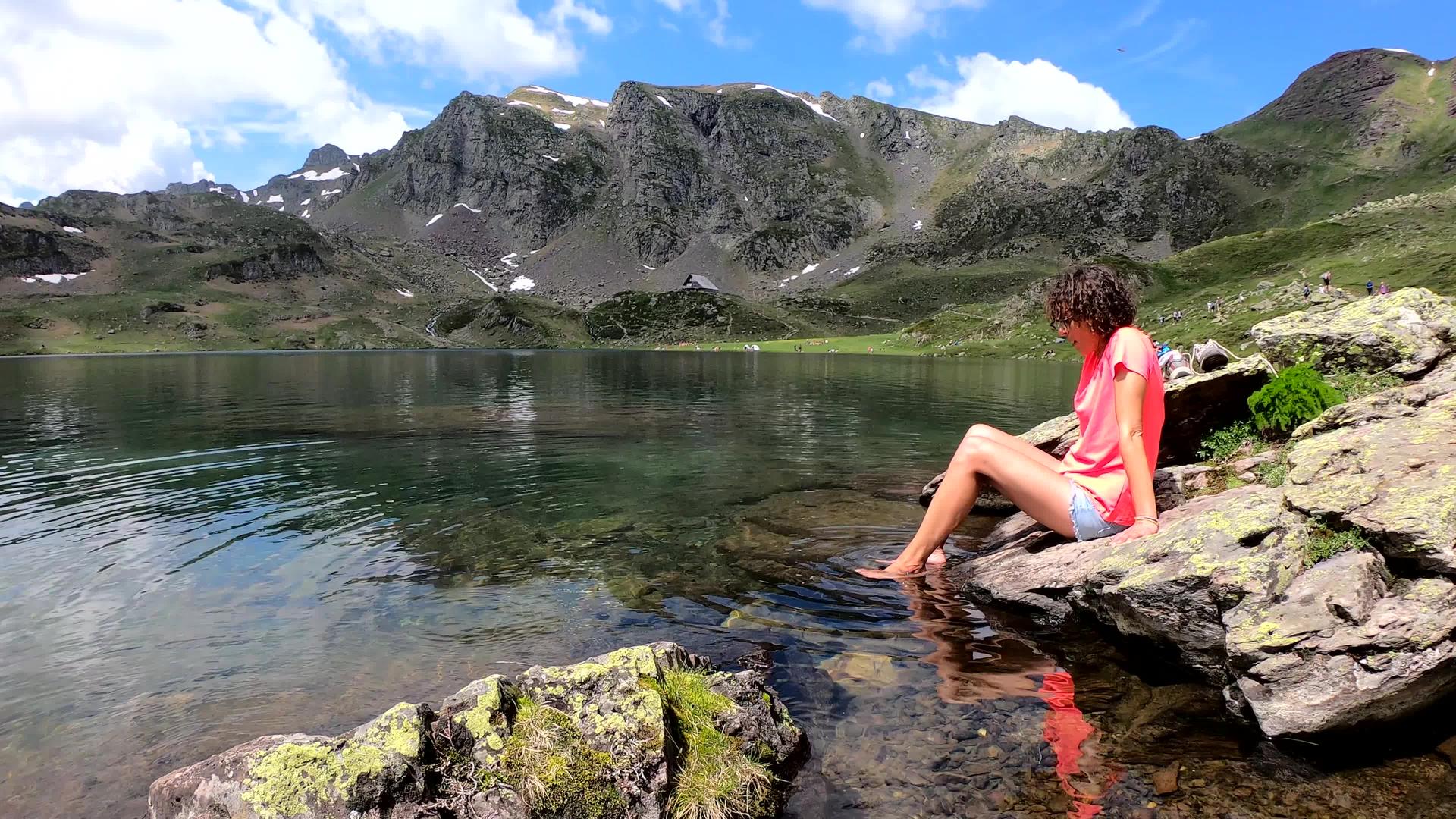 远足女郎和法国山丘的平原湖女子山谷落后地区视频的预览图