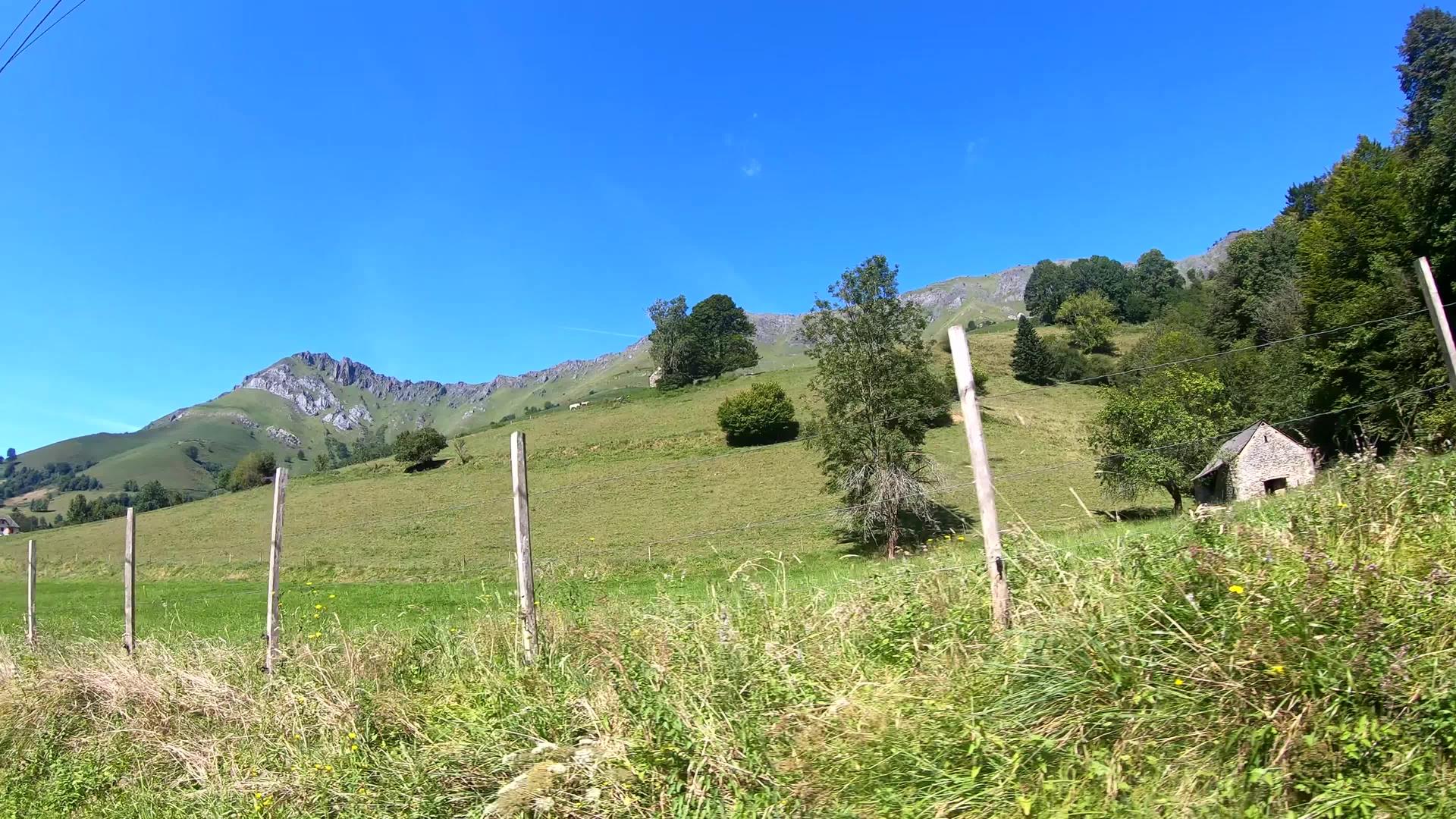 法国农村比利牛斯山脉的风景视频的预览图