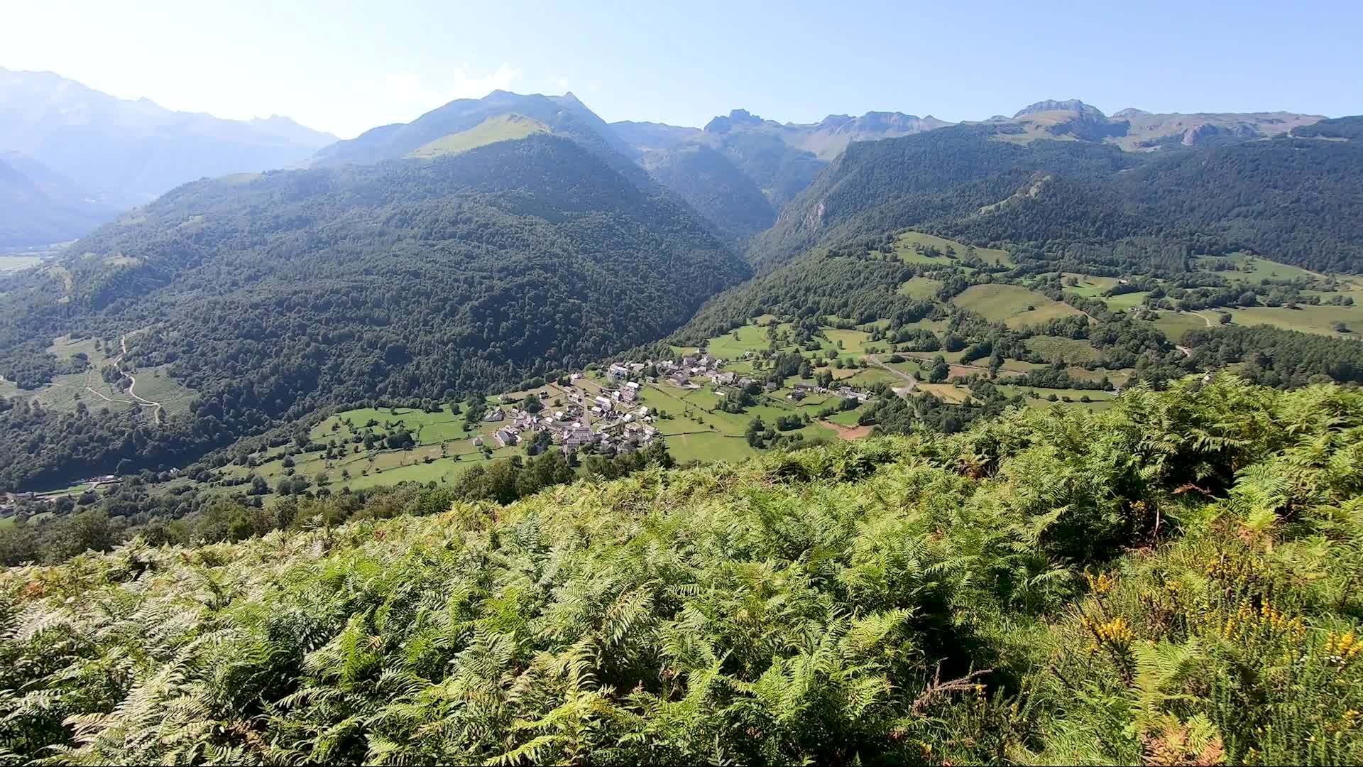 奥索河谷全景区是法国比利牛斯山脉的一个小村庄视频的预览图