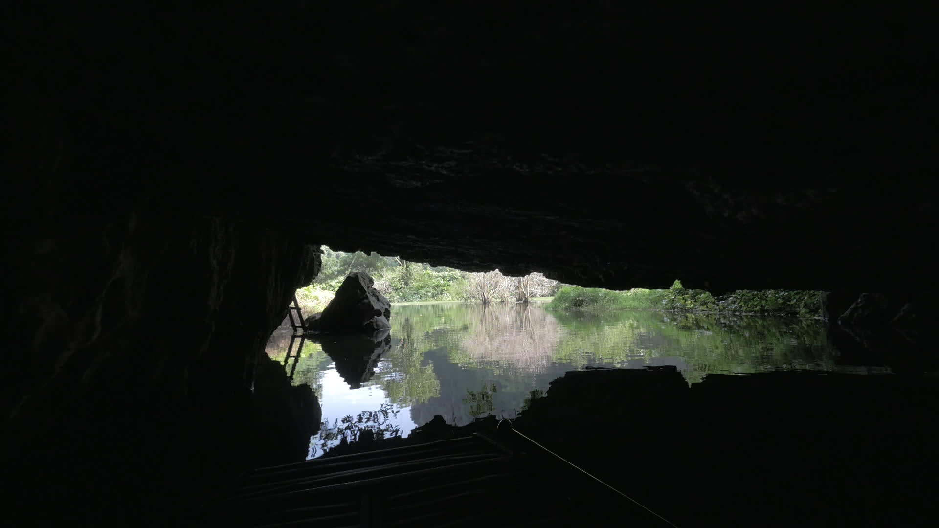 喀斯特洞的喀斯特洞中视频的预览图