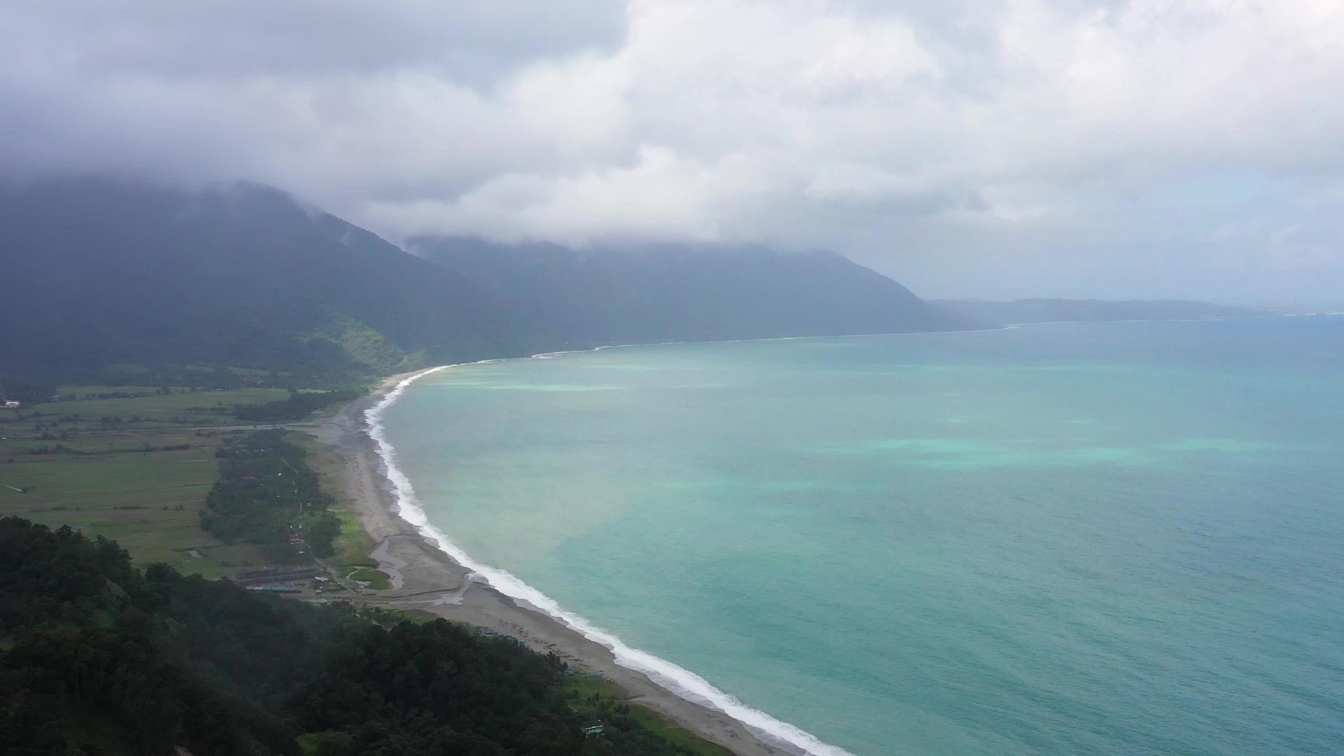 山景和海礁湖顶部的风景视频的预览图