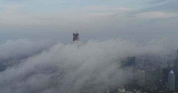 4K航拍冲上云霄青岛城市平流雾视频的预览图