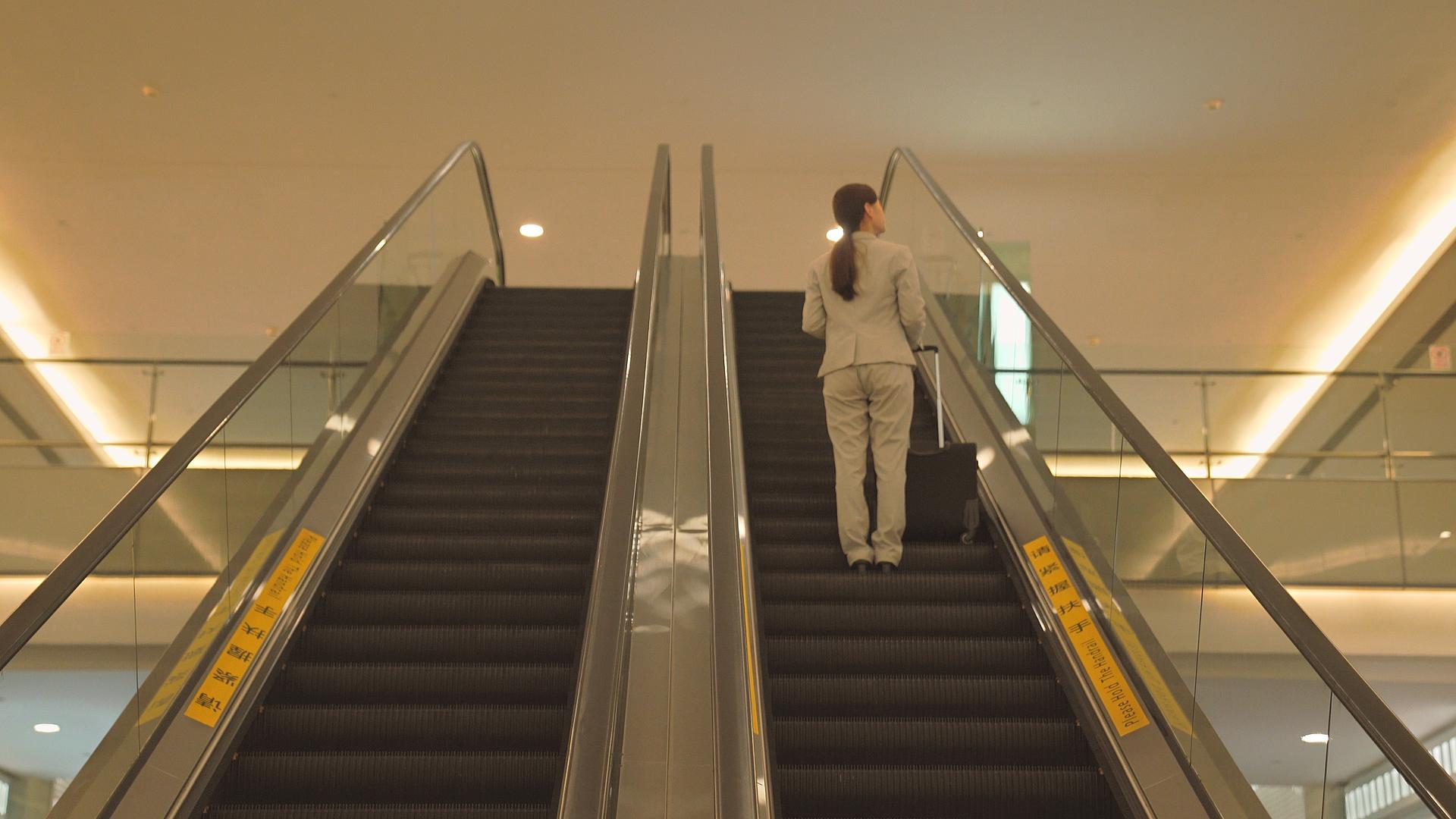女性乘坐自动扶梯视频的预览图