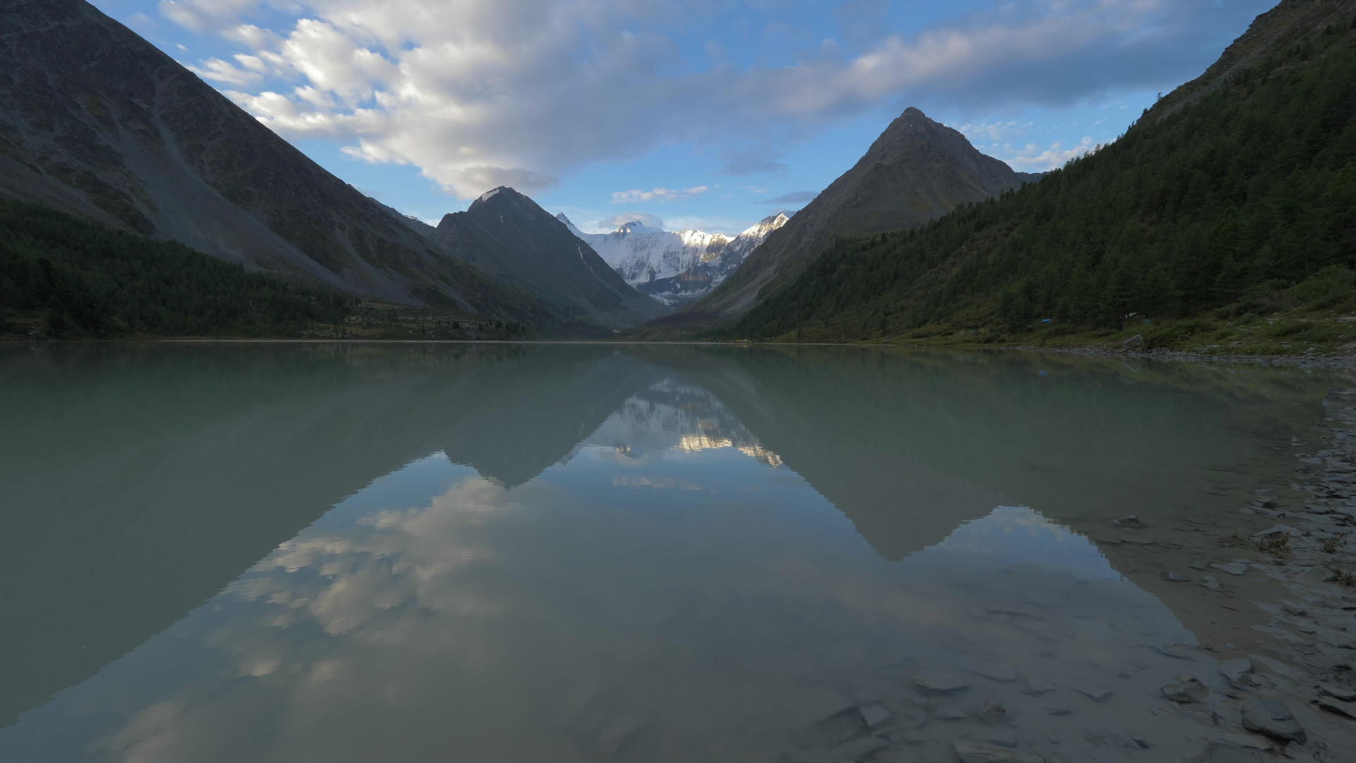 夏天的阿肯湖和贝卢哈山的阿尔泰山脉视频的预览图