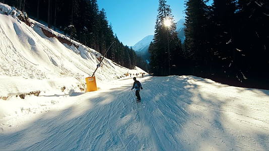 日出时滑雪机后坡上滑雪机的第一个视角是超慢动作视频的预览图