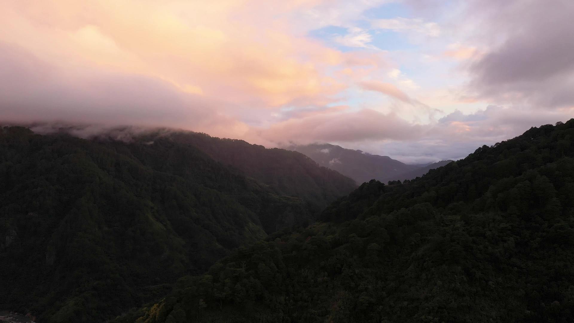 日落时山顶覆盖着绿色的云润着松岛菲利平山在空中观察视频的预览图