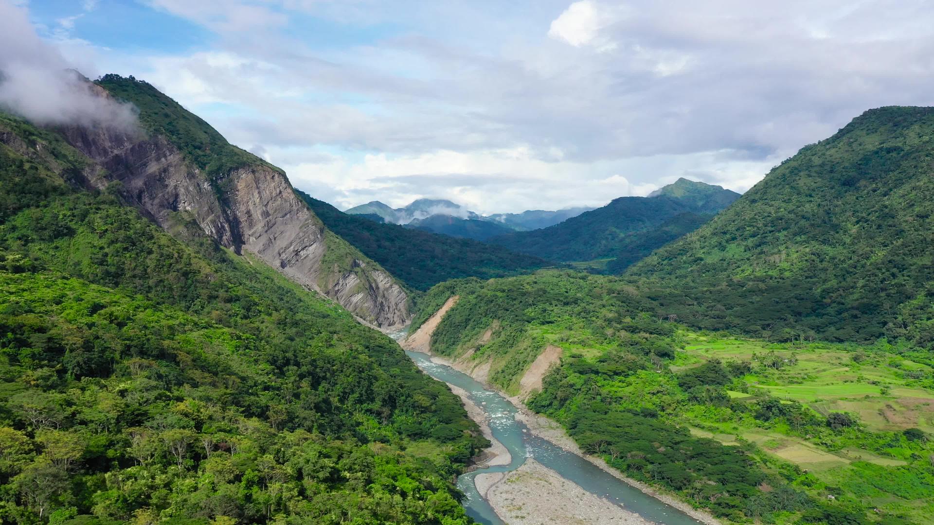 山脉和空中风景被雨林覆盖视频的预览图