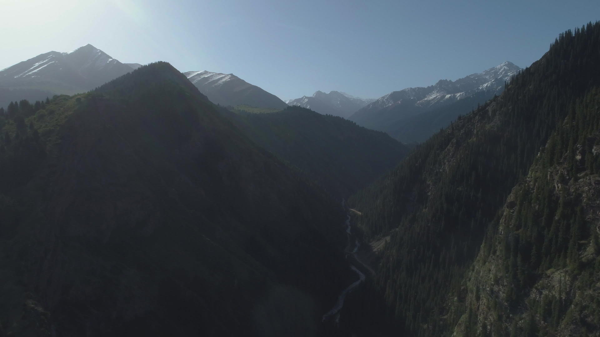 晴朗的光明媚的青山和雪山鸟瞰图视频的预览图