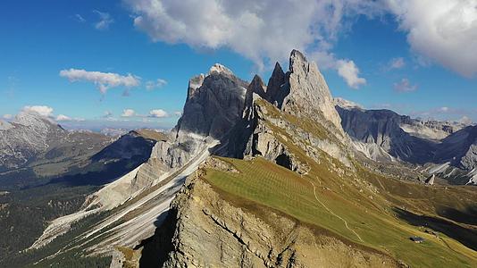 特伦蒂诺上阿迪杰多洛米蒂阿尔卑斯山的壮丽景色视频的预览图