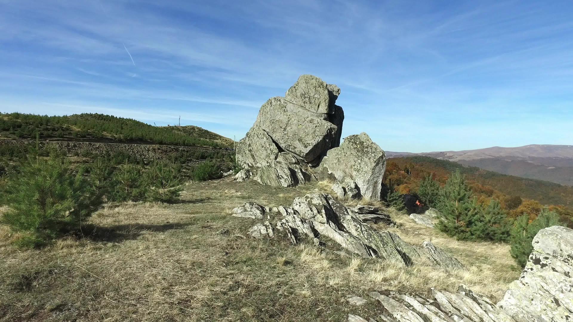 山上巨大的岩石岩石与蓝天相对视频的预览图