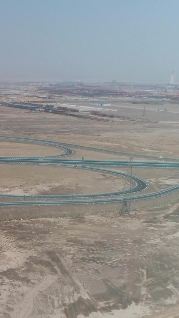 新疆戈壁滩高速公路立交航拍视频的预览图