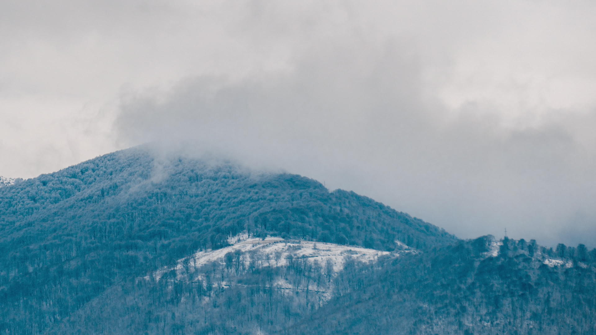 山峰和山顶的景观在冬天迅速移动视频的预览图