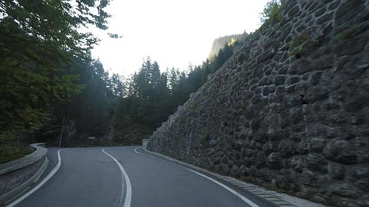 山路弯道路和黑暗隧道Bicaz罗马尼亚峡谷视频的预览图