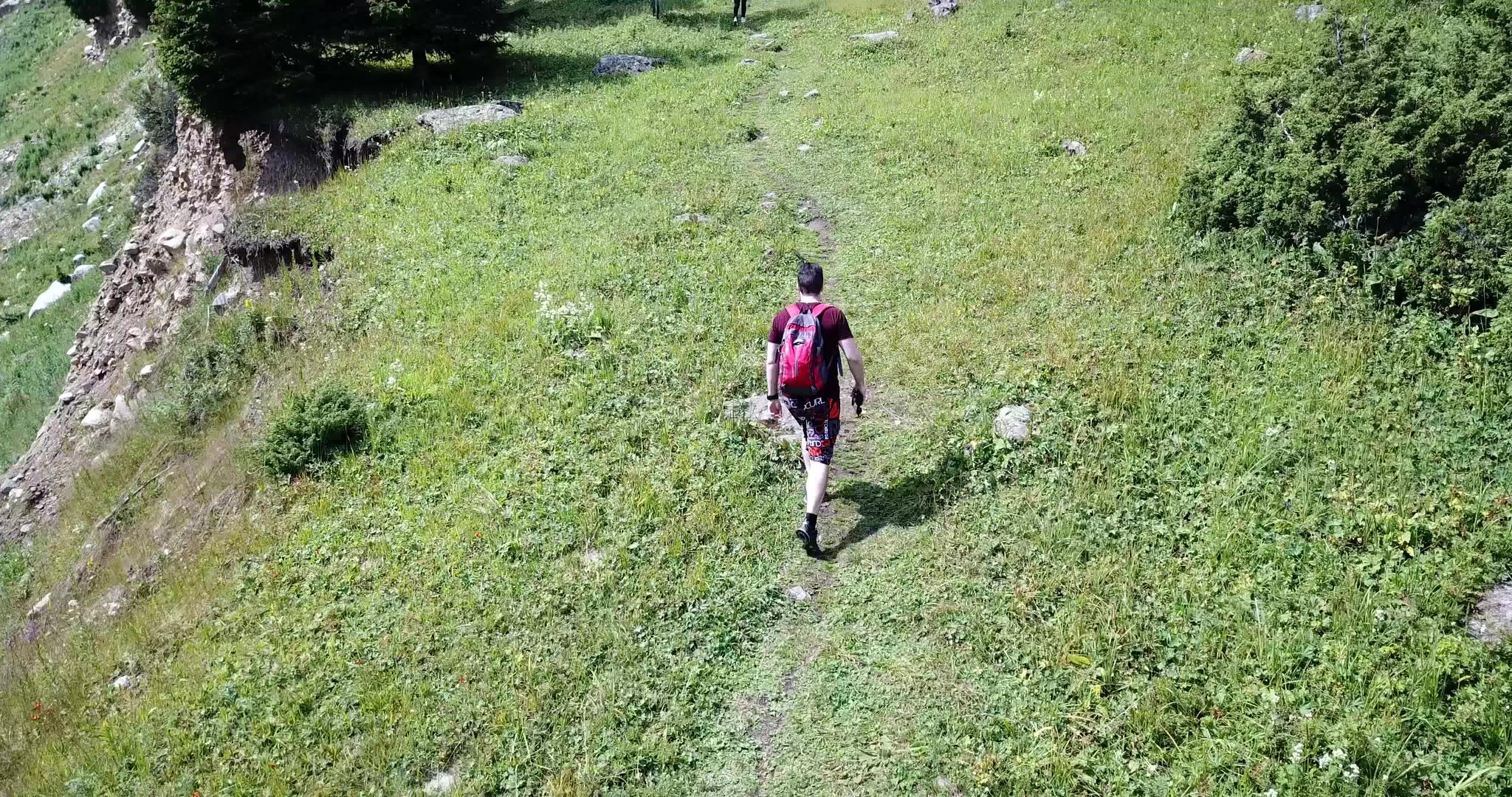 一个背着背包的家伙正在山上行走视频的预览图
