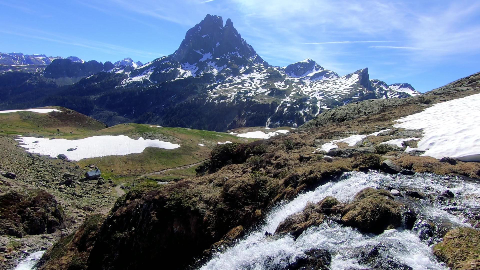 以瀑布为背景的法国山景区视频的预览图