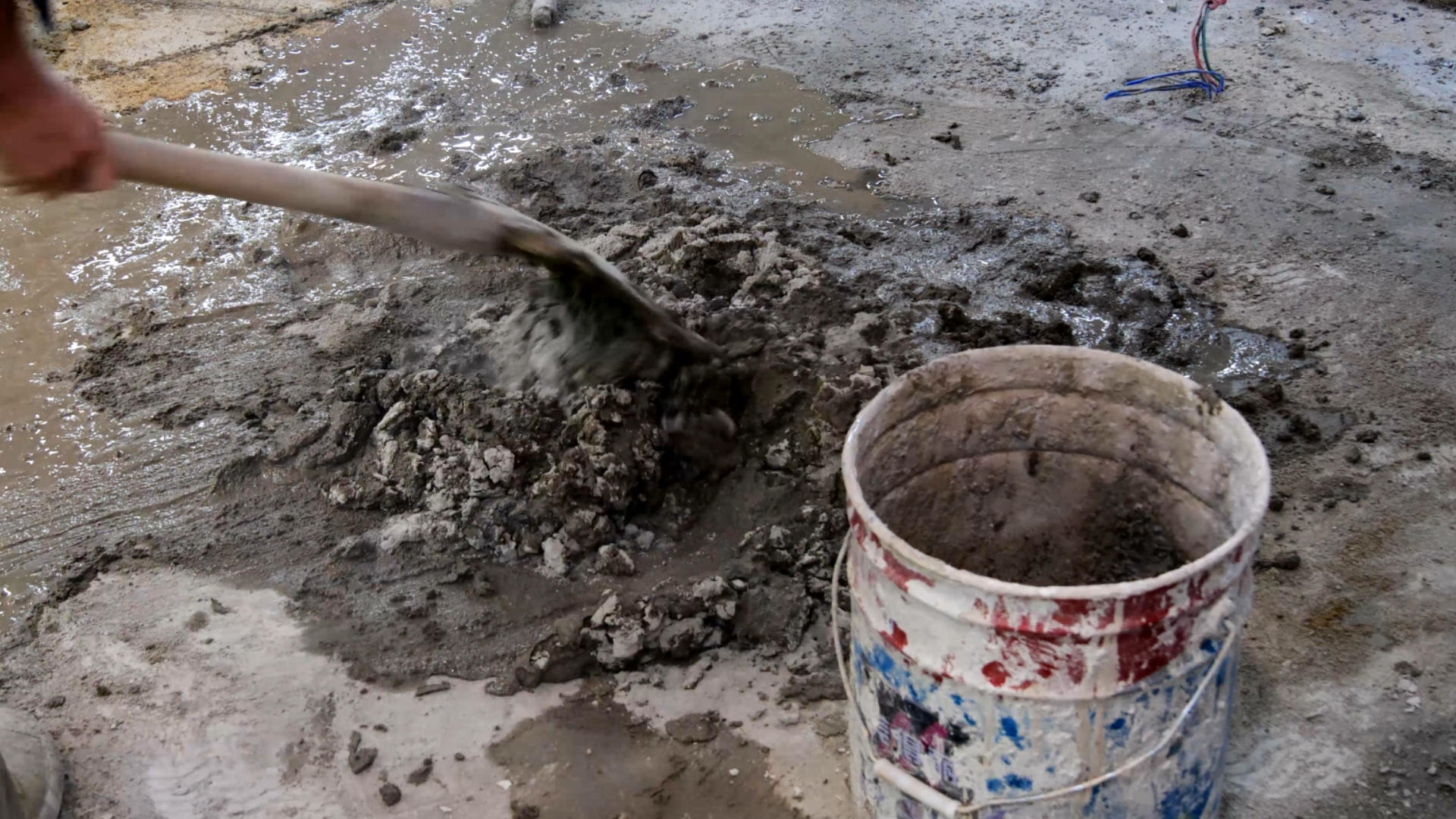 4K水泥工小工工人拌水泥视频的预览图