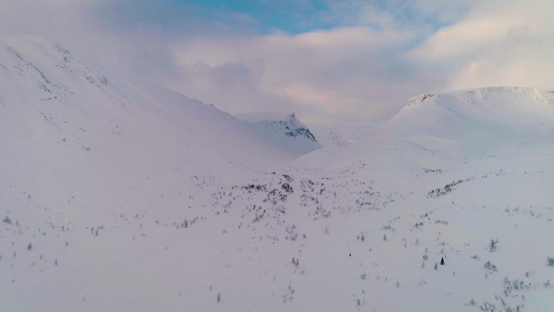 无人驾驶飞机在雪山上向前飞行观察空中准备射击视频的预览图