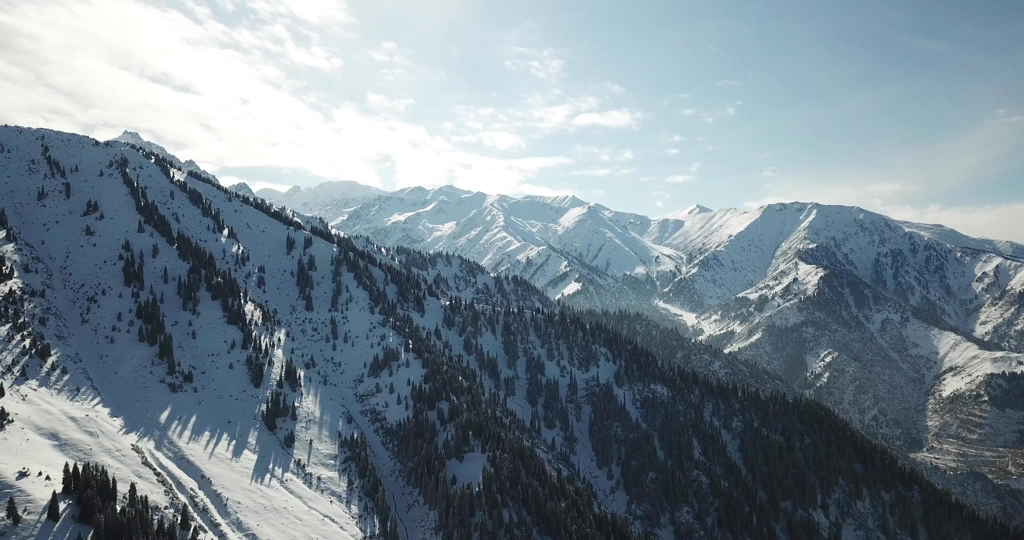 山上积雪云层之上视频的预览图