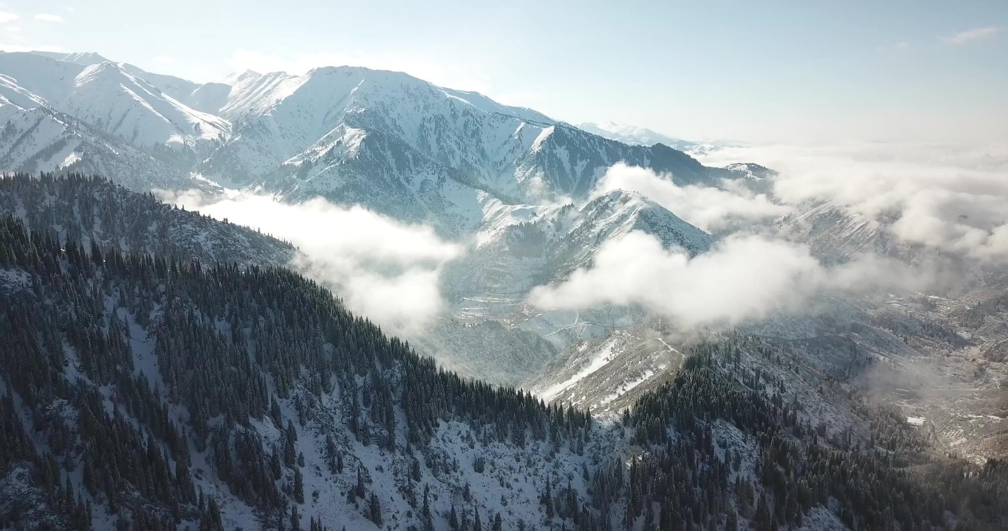 山上积雪云层之上视频的预览图