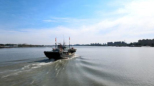 4K大辽河渔船航行驶河水面入海口捕捞返航视频的预览图