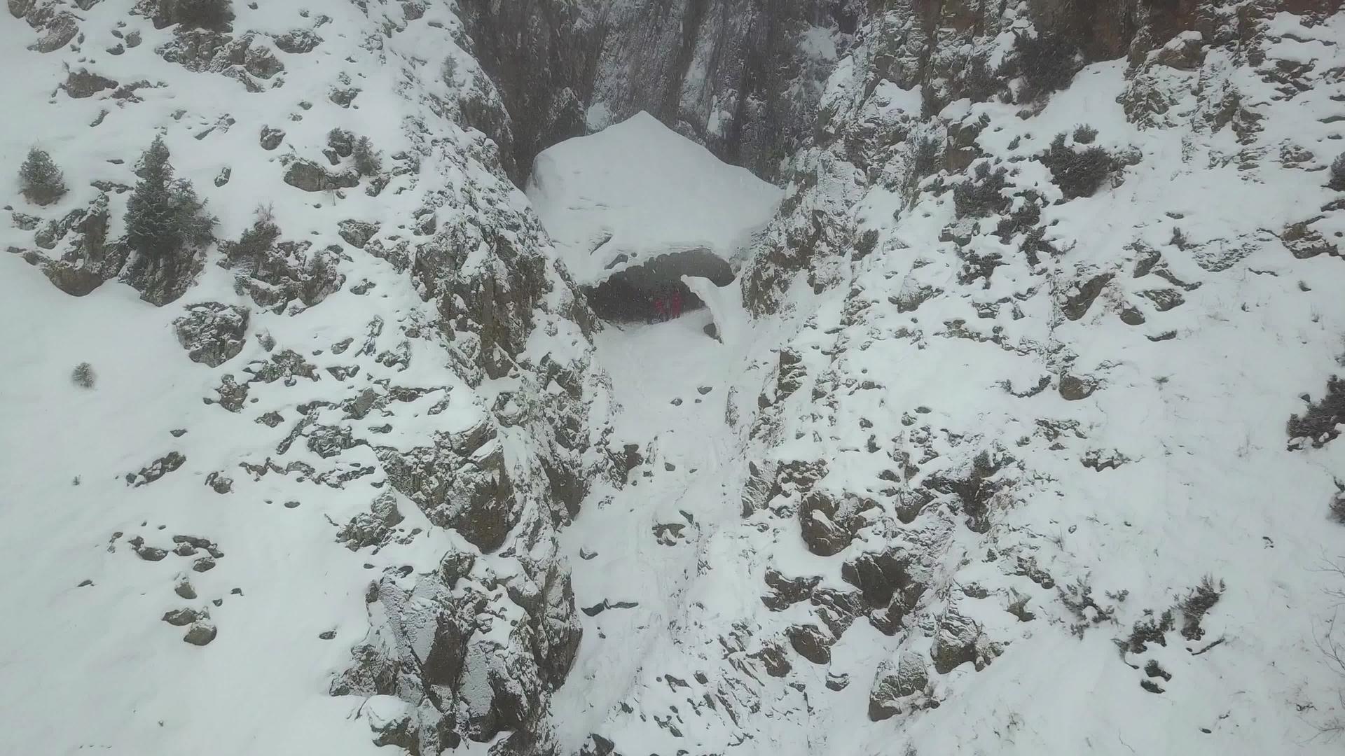 从无人机上看到山上的冰洞视频的预览图
