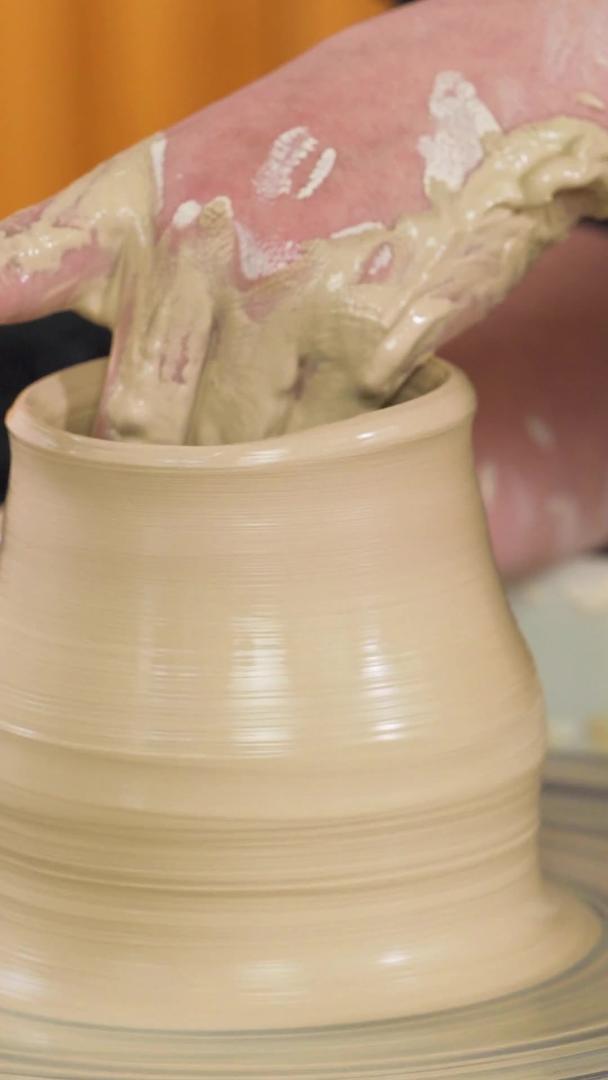 工艺制陶器特写手工制陶器视频的预览图