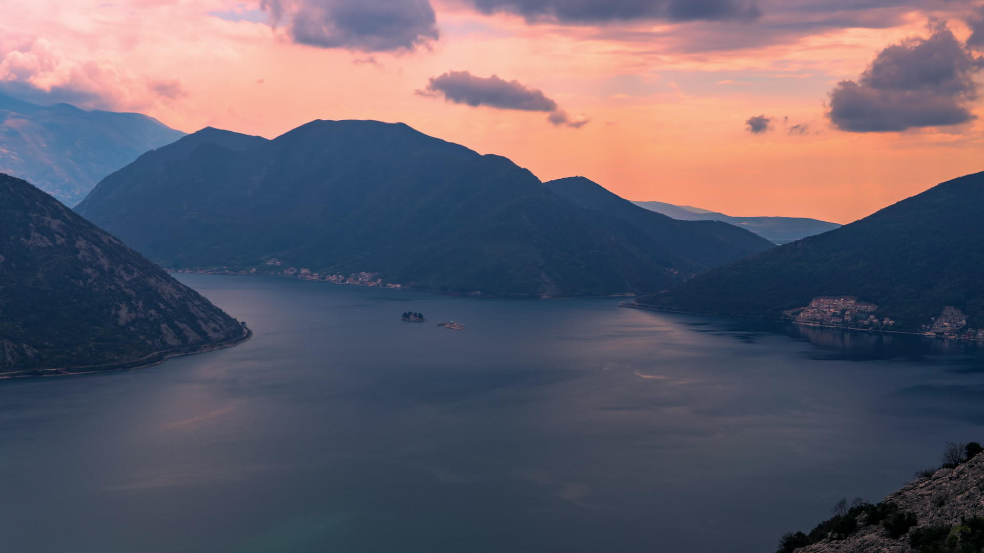 黄昏时分日落时分波卡科托湾在蒙泰格罗山的云层上Montenegro视频的预览图