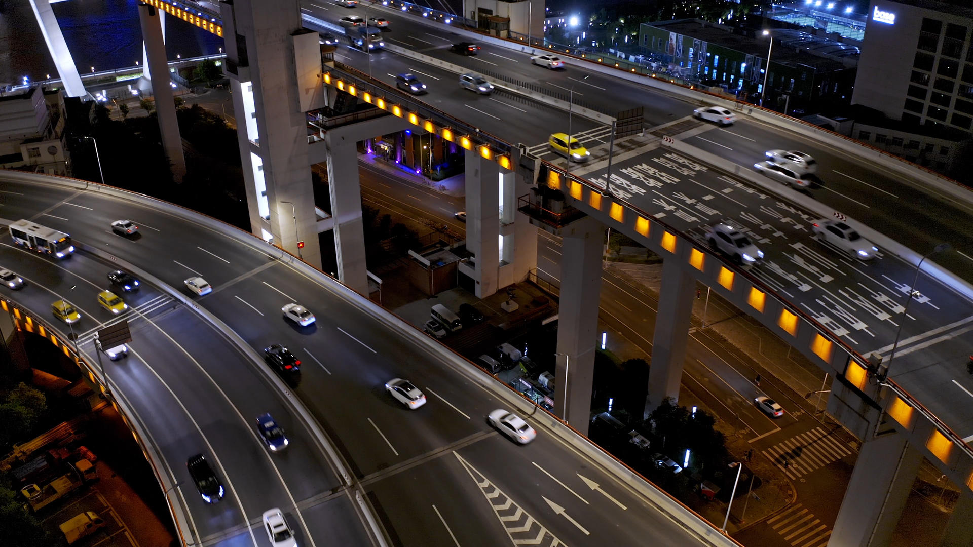城市高架桥夜景航拍视频的预览图