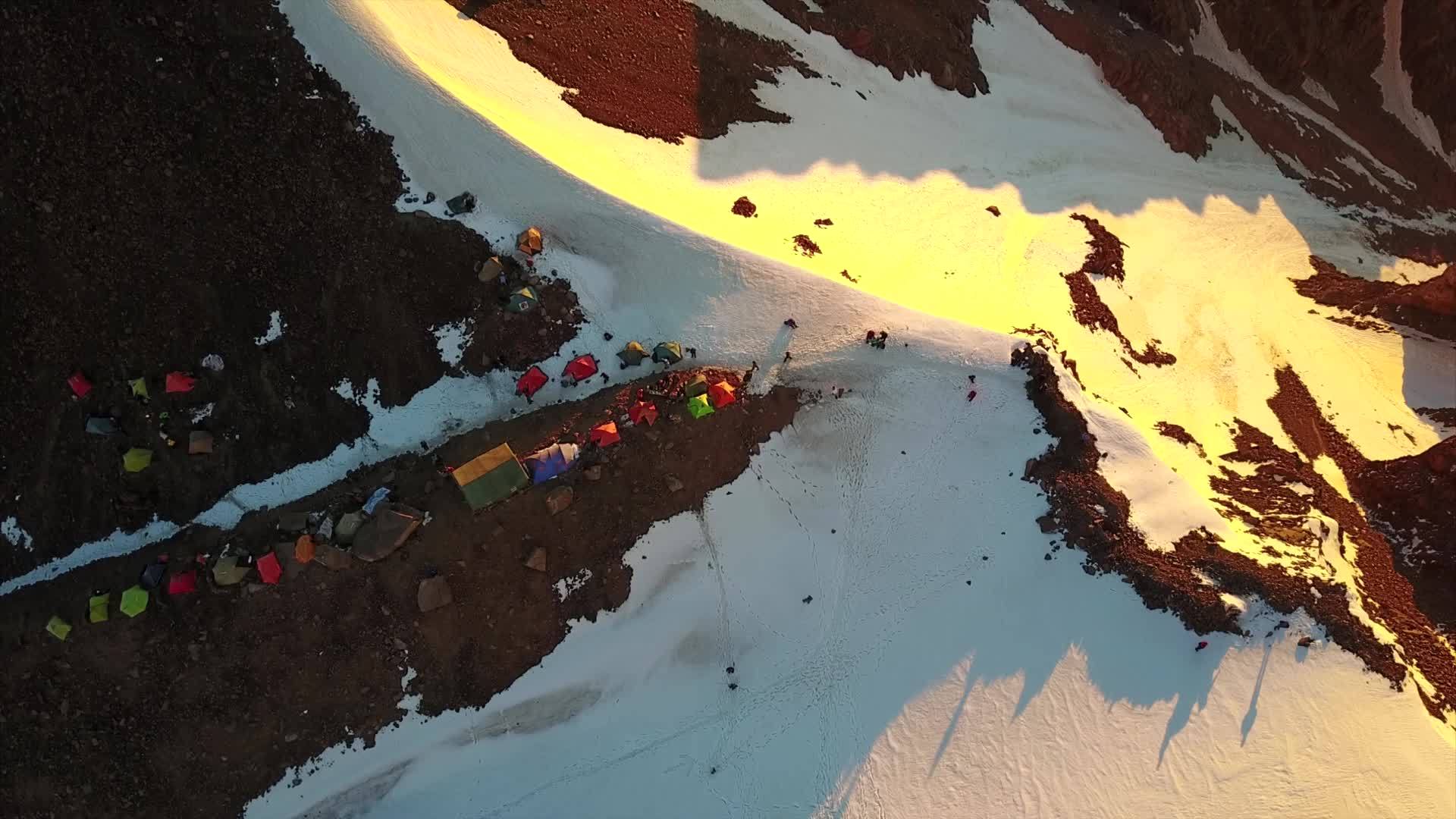 山丘营在雪山高处视频的预览图